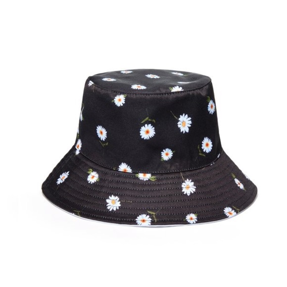 Alice + Olivia Accessories - 🌵NWT Alice + Olivia Reversible Daisy Bucket Hat